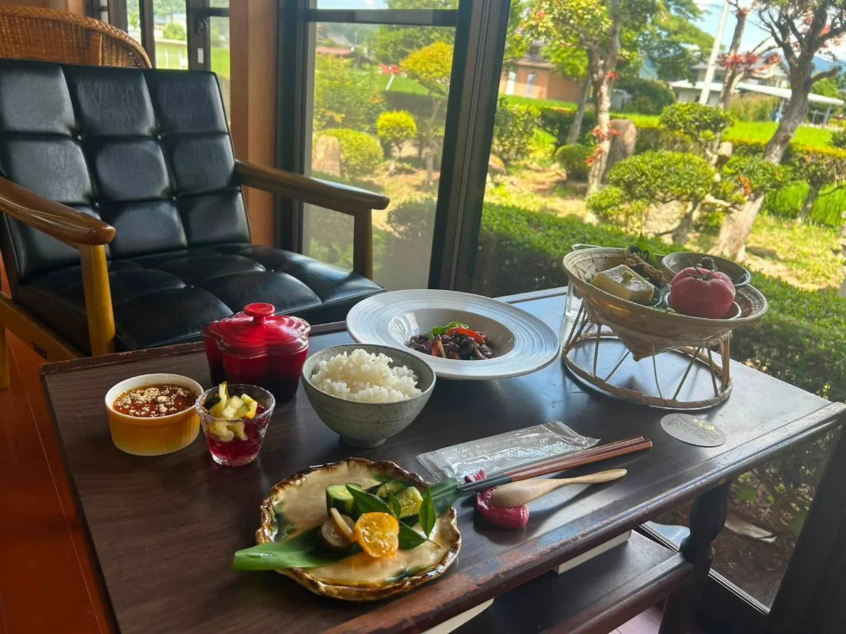 庭を眺める窓辺に並んだ、ごはんとひととのランチ