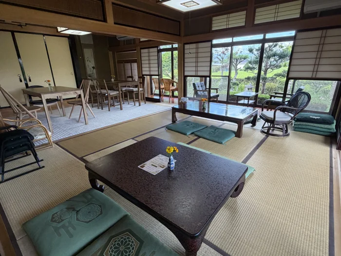 畳と木の家具に囲まれた、ごはんとひととの客室