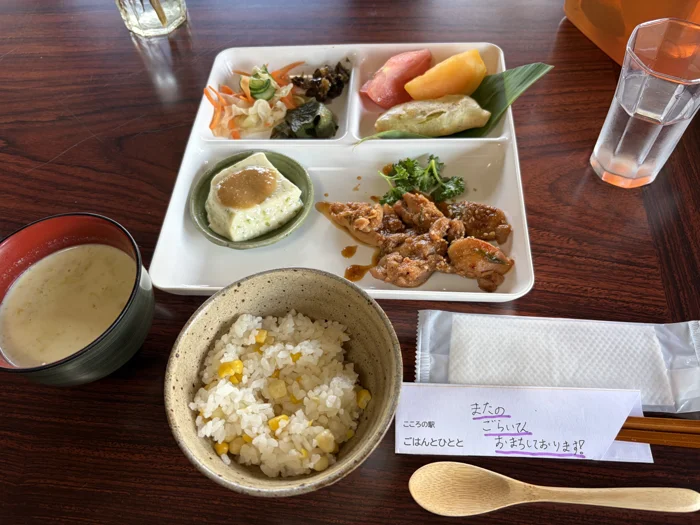 とうもろこしごはん、おかず、汁物が並ぶ、ひととワークスのまかない