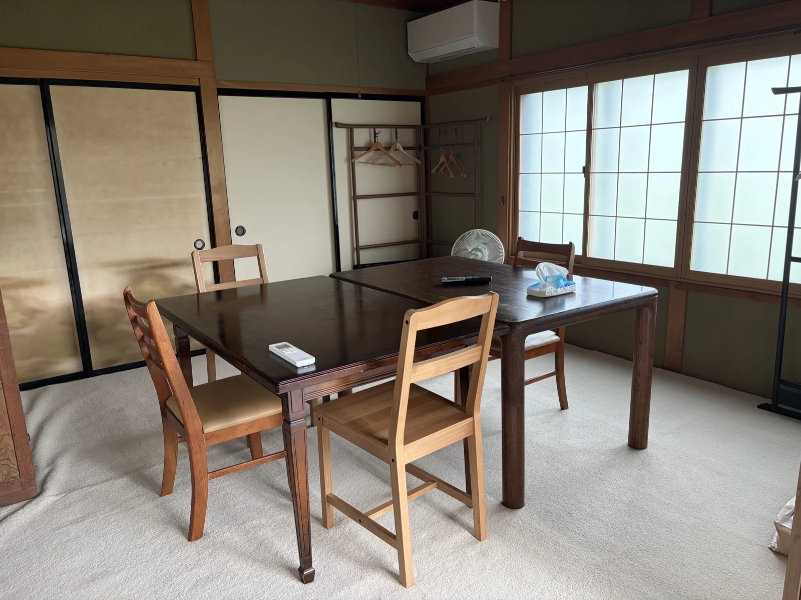 木のテーブルと椅子が並ぶ、利用者さまの落ち着いた作業室
